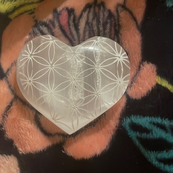 I’m selling a clear quartz crystal in the shape of a heart - Picture 1 of 2